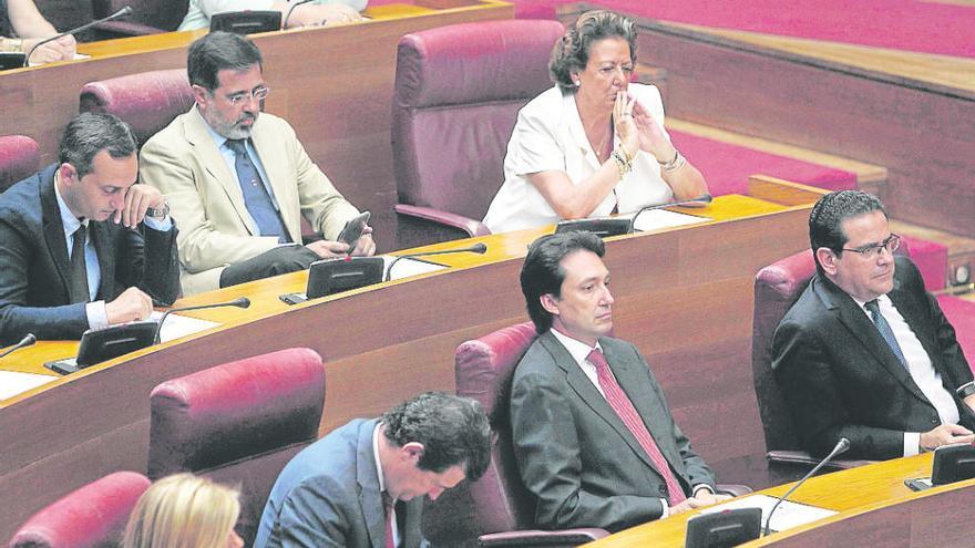 Barberá, con rostro serio, junto a sus compañeros de partido.