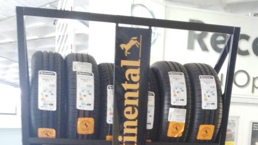 Un muestrario de neumáticos en el concesionario de Opel Autopremier Costa.