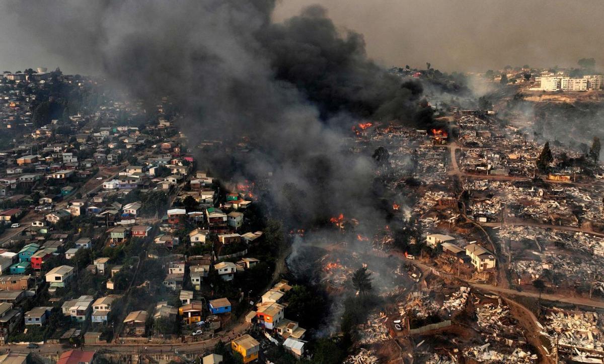 Xile lluita contra el foc que ha causat més de 120 morts