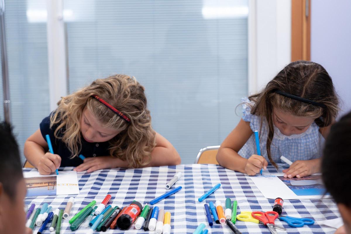 Dos niñas concentradas durante el taller.