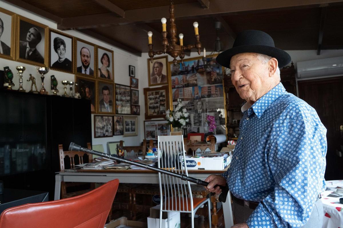 Enrique Prieto Nieto, en uno de los salones que pretende convertir en un museo.