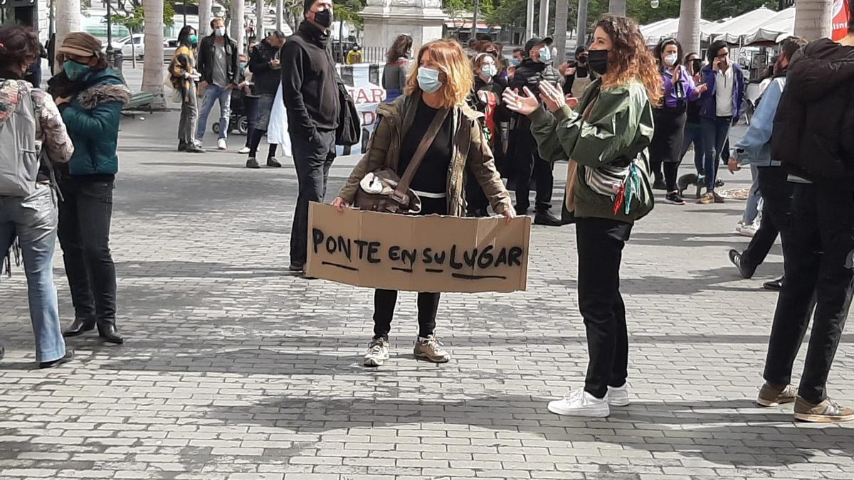 Un grupo de personas se manifiesta en solidaridad con los migrantes en Santa Cruz de Tenerife