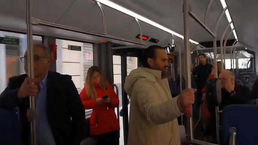 El alcalde y el edil de Movilidad viajan en el interior de un tranvibús