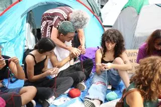 Así amanece la acampada por la vivienda en Alicante