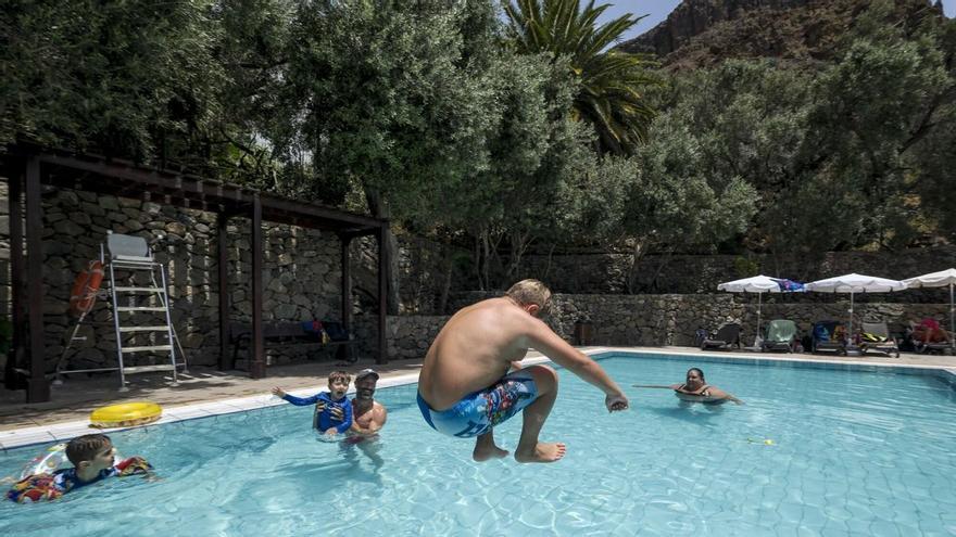 Sanidad activa el aviso rojo por riesgo para la salud debido al calor en Canarias: todos los municipios afectados