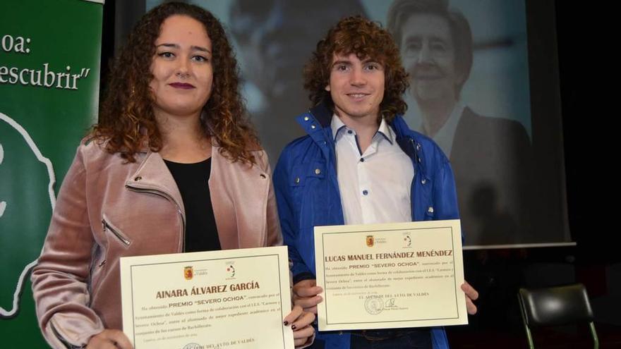 Ainara Álvarez García y Lucas Manuel Fernández Menéndez, galardonados por su expediente, durante el acto.