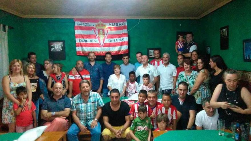 Carlos Castro, Isma López, Redondo y Cundi junto a los socios de la peña sportinguista Ámbar