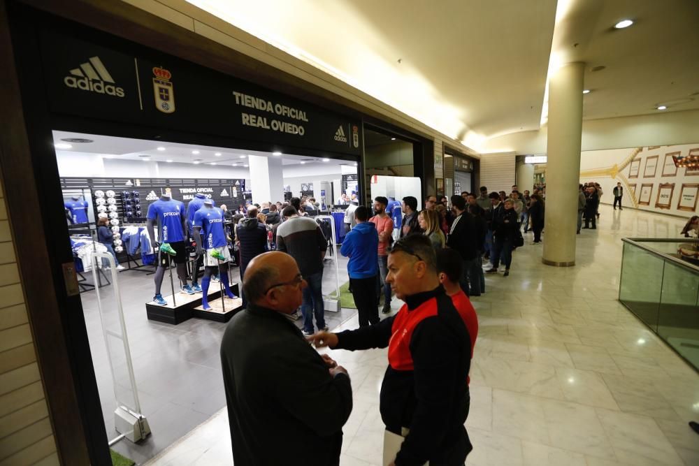 La afición del Real Oviedo hace cola para adquirir su entrada ante el Lugo