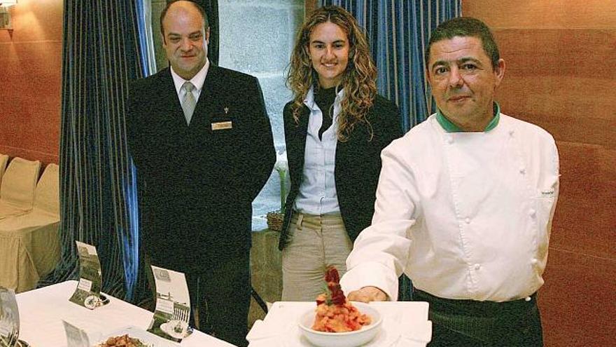 Isabel, con el jefe de sala y el jefe de cocina de Santo Estevo