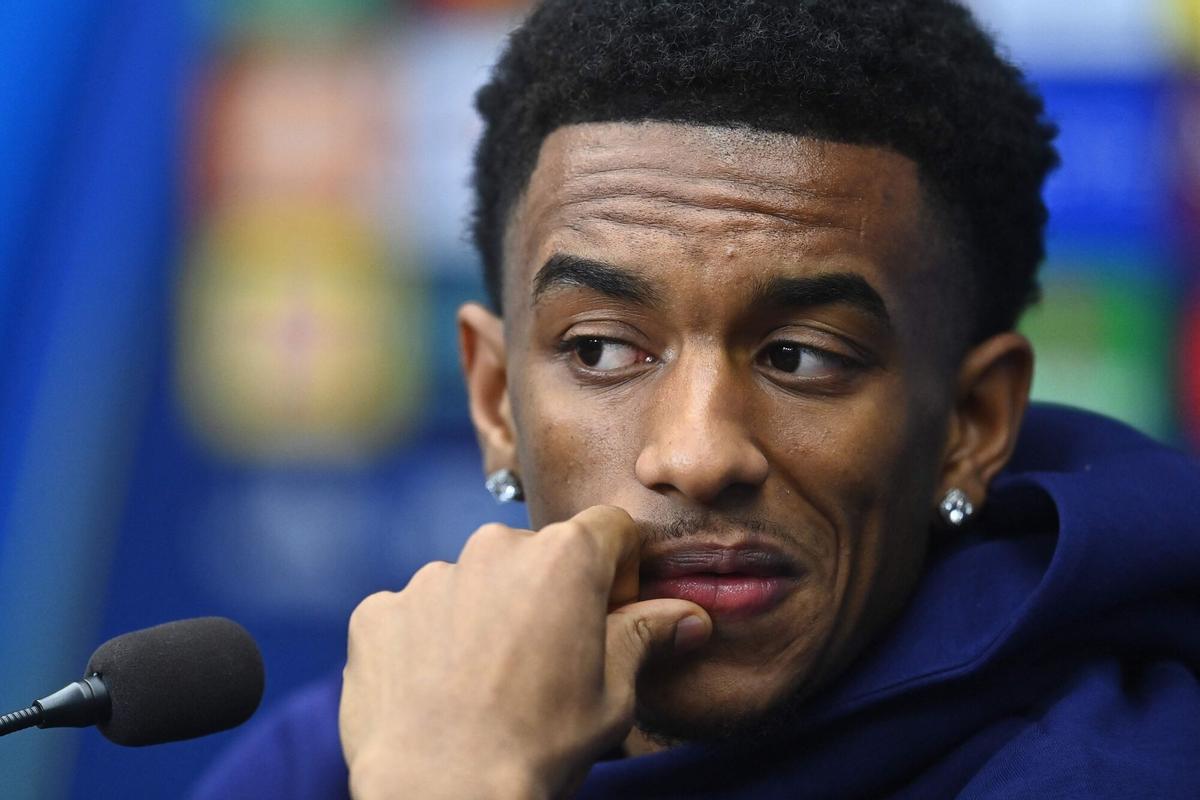 Alejandro Balde atiende a los periodistas en Praga antes del entrenamiento del Barça en el Eden Arena.