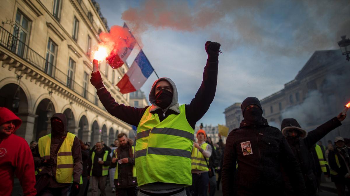 Manifestantes protestan en París durante una huelga general en Francia en 2019.