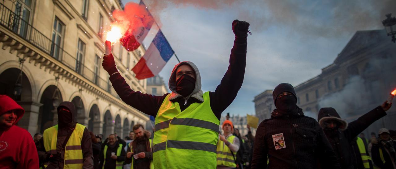 Manifestantes protestan en París durante una huelga general en Francia en 2019.