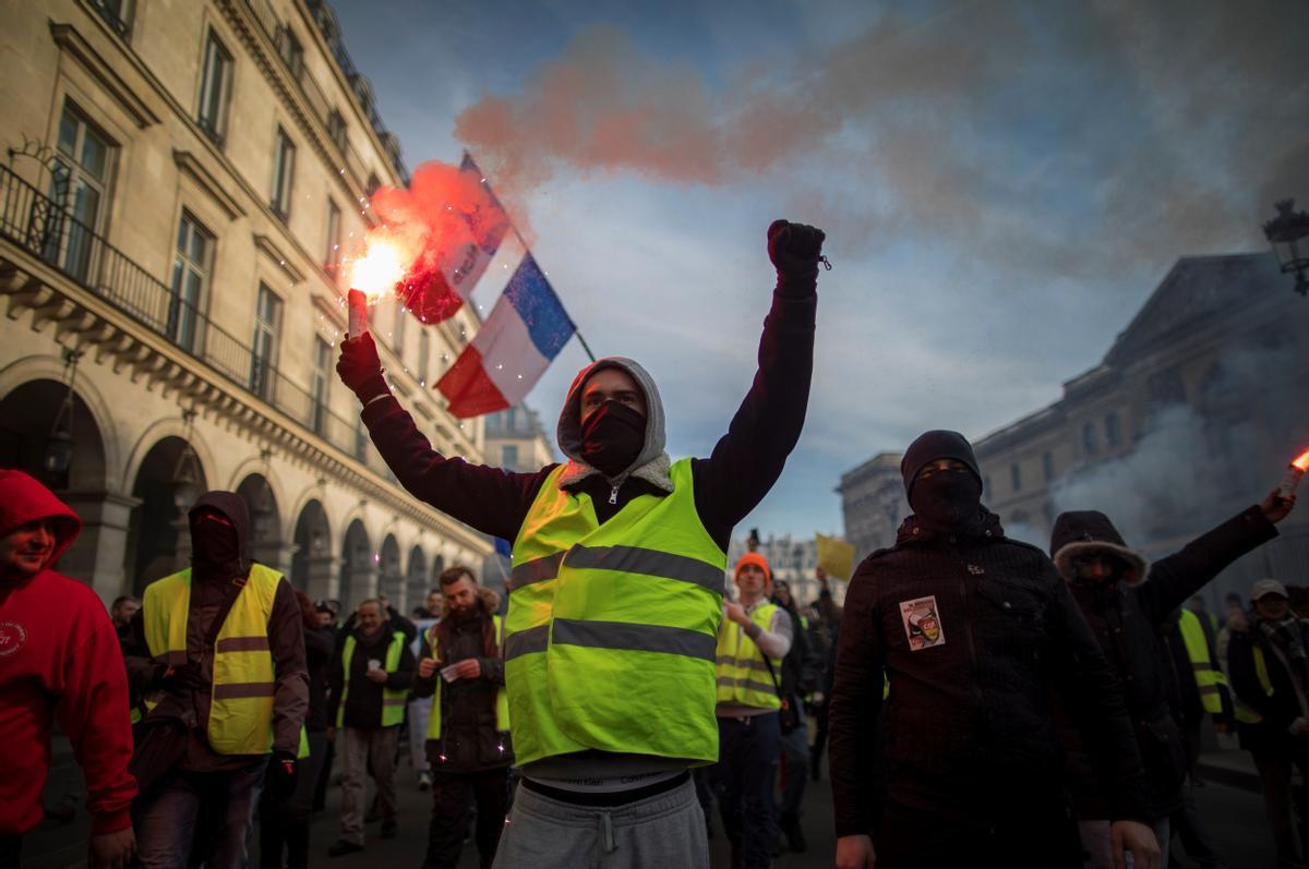 Manifestantes protestan en París durante una huelga general en Francia en 2019. 