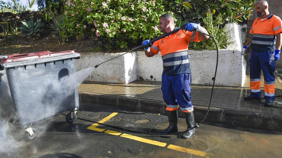 Un empleado de FCC limpia un contenedor en el plan de choque que se realizó en Nueva Isleta el año pasado.