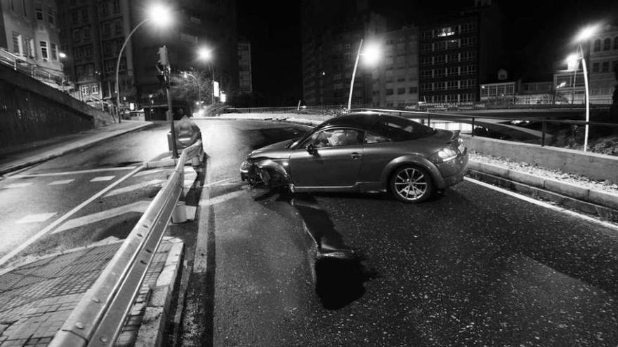 El vehículo accidentado, tras la colisión sufrida en el acceso a Alfonso Molina desde Juan Flórez.