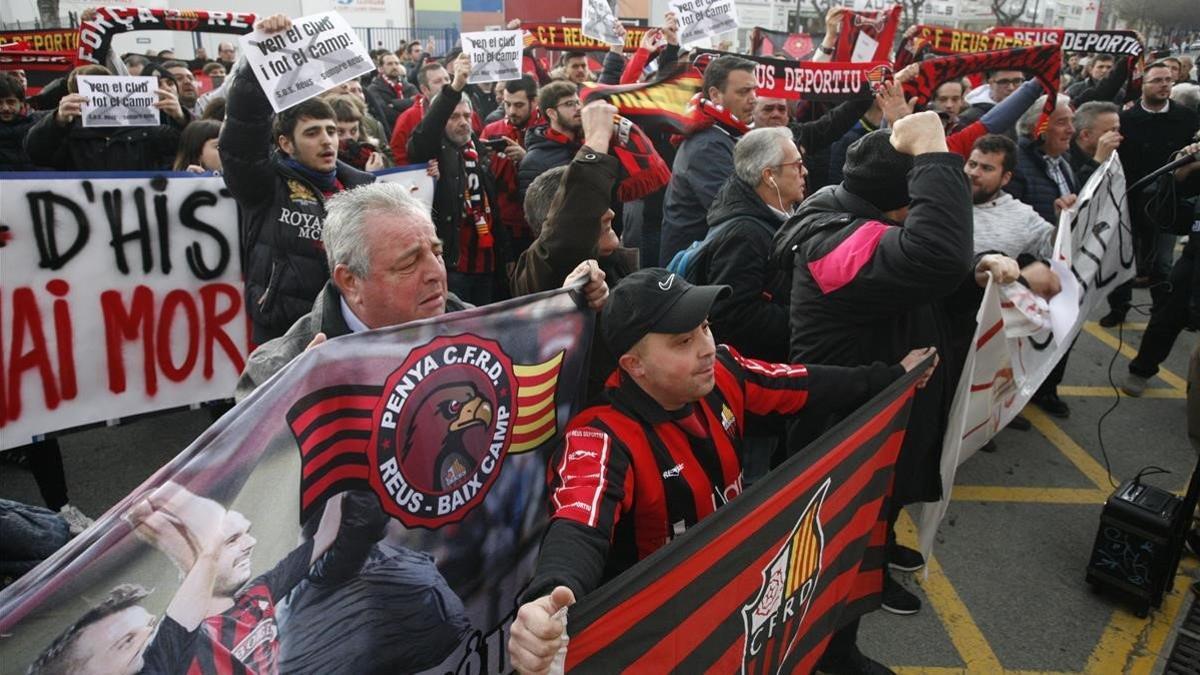 Seguidores del Reus Deportiu se manifiestan contra Joan Oliver, el máximo accionista del club.