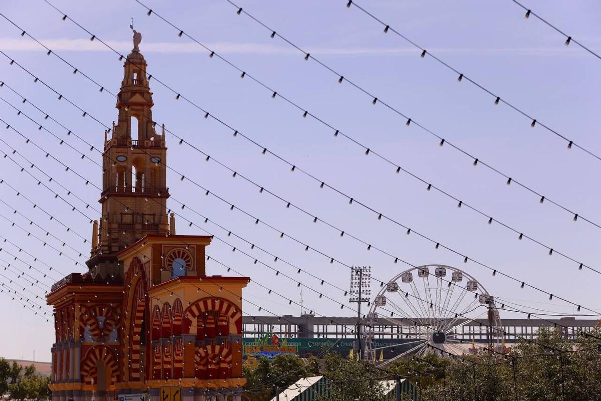 Vista de la portada de la Feria de Córdoba desde el puente del Arenal.