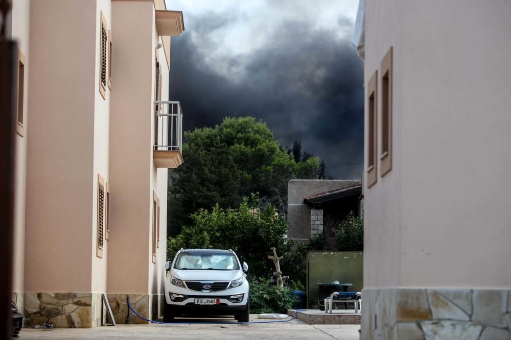 El fuego se originó en una solar lleno de residuos inflamables y donde llegaron a explotar dos bombonas de gas