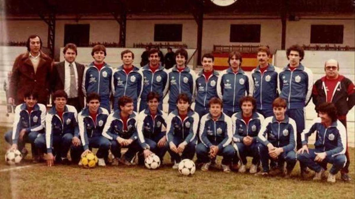 Jorge Eduardo Rodríguez, el primero por la izquierda en la fila superior, con la plantilla del Benicarló que dirigió en la temporada 1983/84 LEVANTE-EMV | FERRER JULIÀ