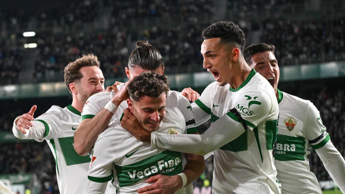 Germán Valera se abraza con sus compañeros tras marcar el 2-0, durante el Elche-Sevilla.