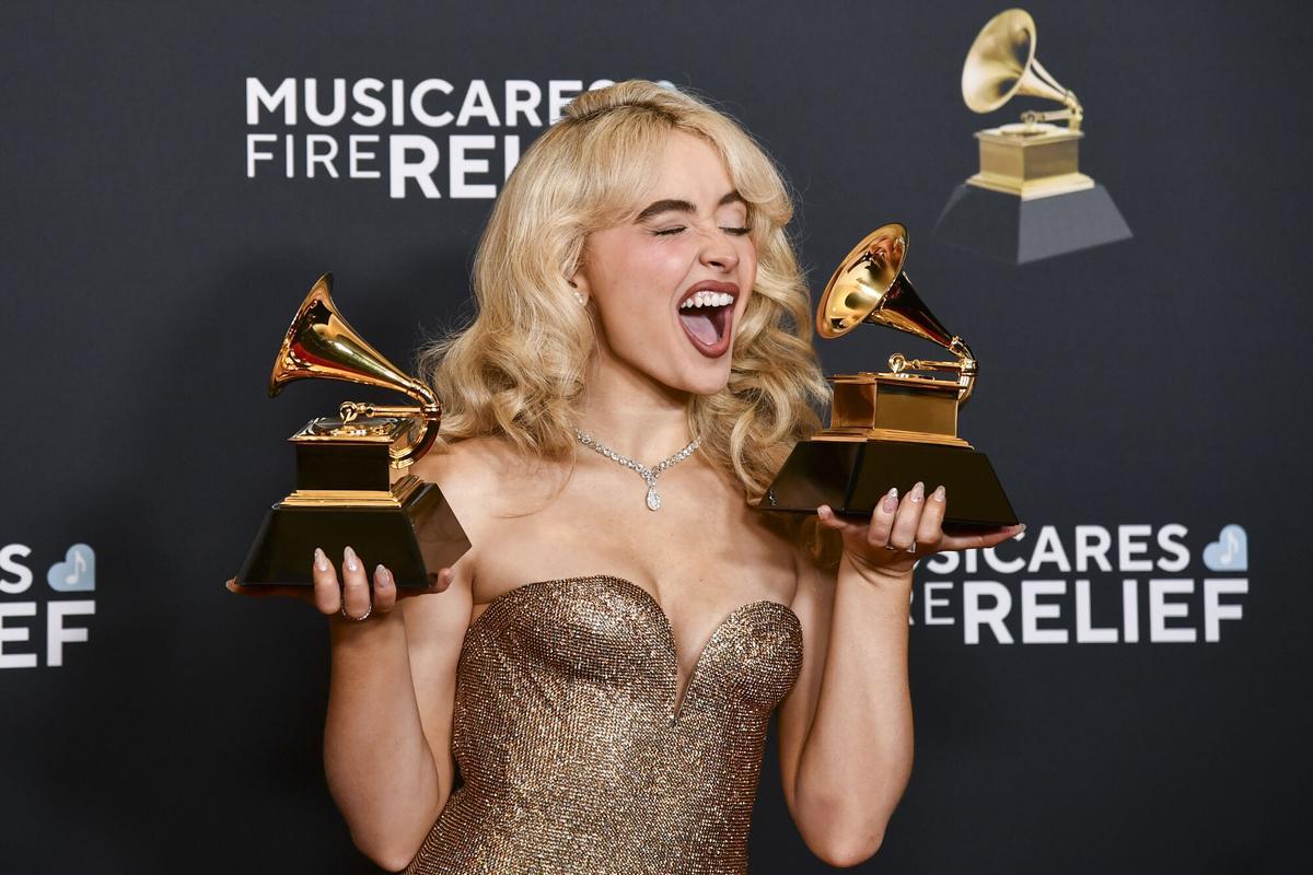 Sabrina Carpenter con los premios que ganó en la última ceremonia de los Premios Grammy.