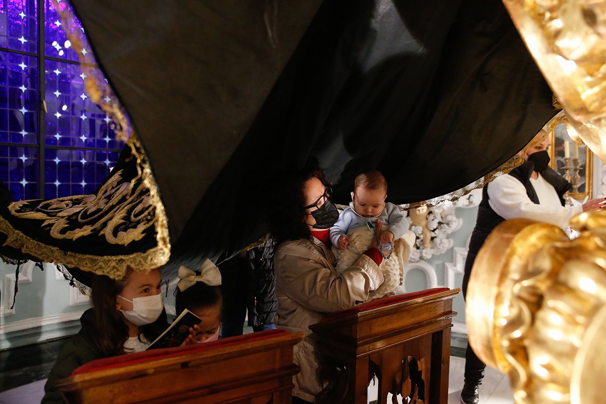 Bajo el manto de la Virgen de los Dolores