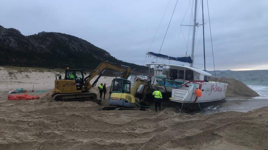 Trabajos de retirada del catamarán Lucky Cat de Area Maior