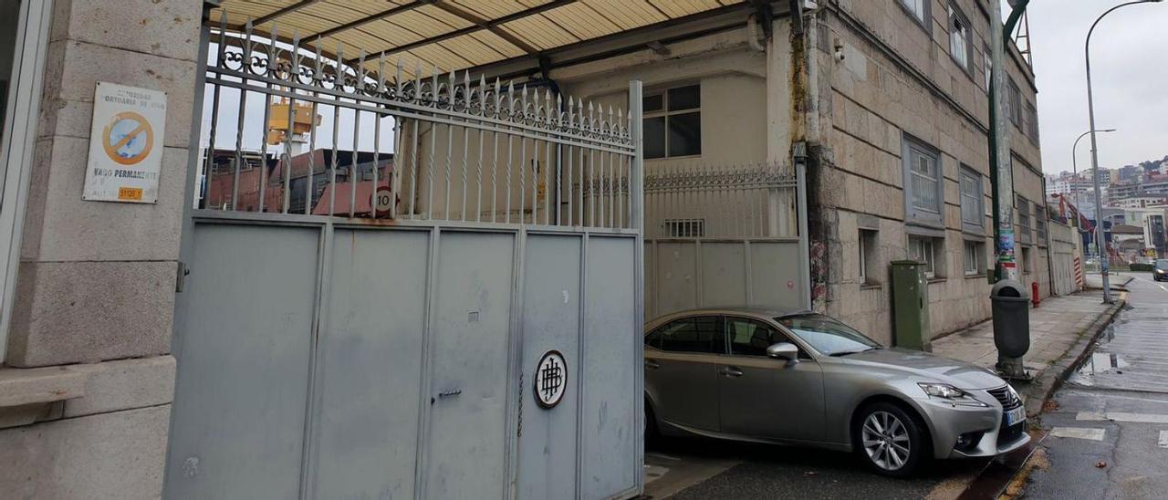 Un vehículo saliendo ayer de las instalaciones del astillero