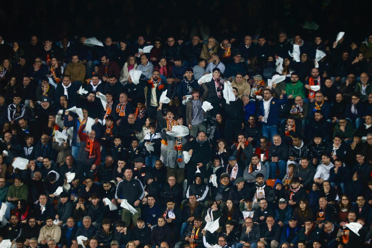 Pañuelos en la grada de Mestalla por el malestar que le genera a la afición la marcha del equipo