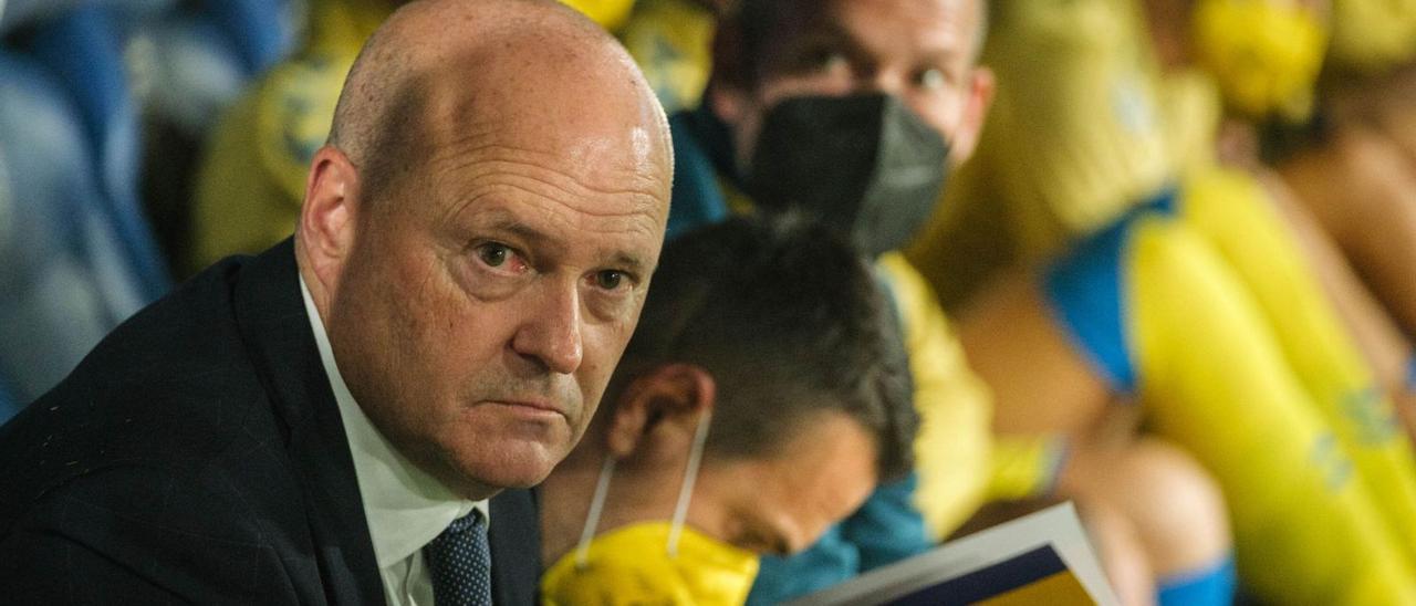 Pepe Mel en el banquillo de la UD, ayer en el Heliodoro Rodríguez López. | | A. GUTIÉRREZ