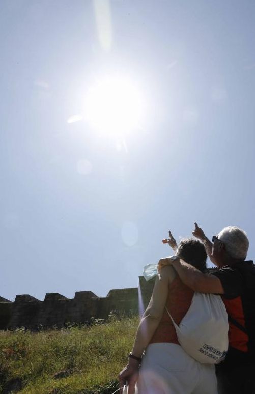 Una pareja, observando el eclipse parcial.