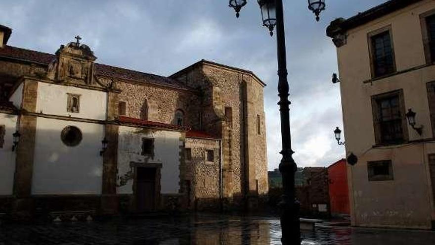 Farola en la plaza de Carlos Lobo.