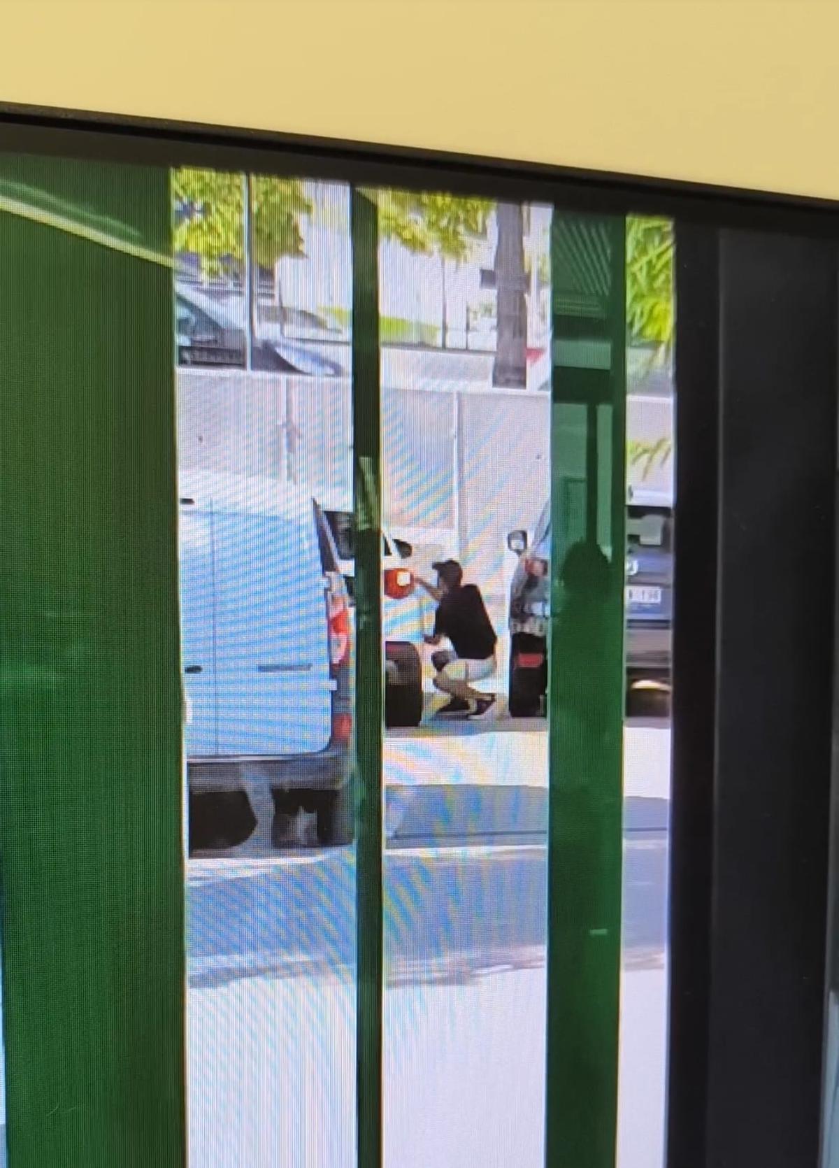 Les càmeres de vigilància van captar quan un dels lladres sostreu la bossa de mà del vehicle de la víctima mentre aquesta és distreta per un segon autor a Platja d'Aro.