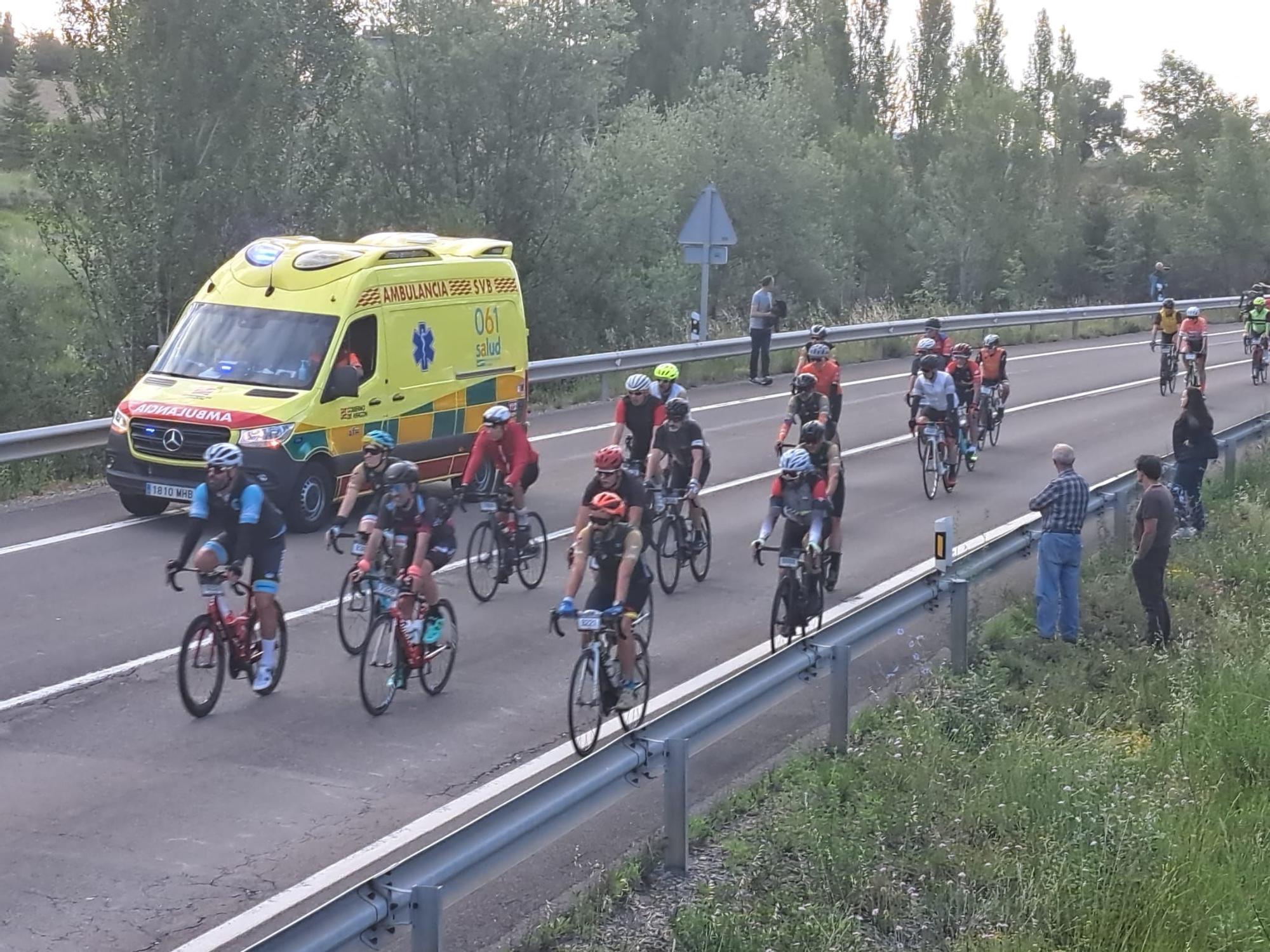 En imágenes | Salida de la Quebrantahuesos y una caída con necesidad de ambulancia en la prueba cicloturista