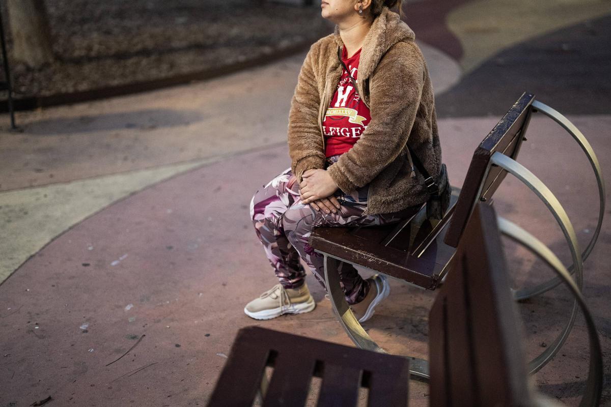 Mirabela sentada en una plaza del barrio del Besòs i el Maresme, en Barcelona.
