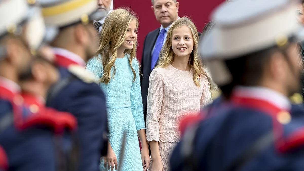 La infanta Sofía y la princesa Leonor en el desfile del Día de la Hispanidad en 2019