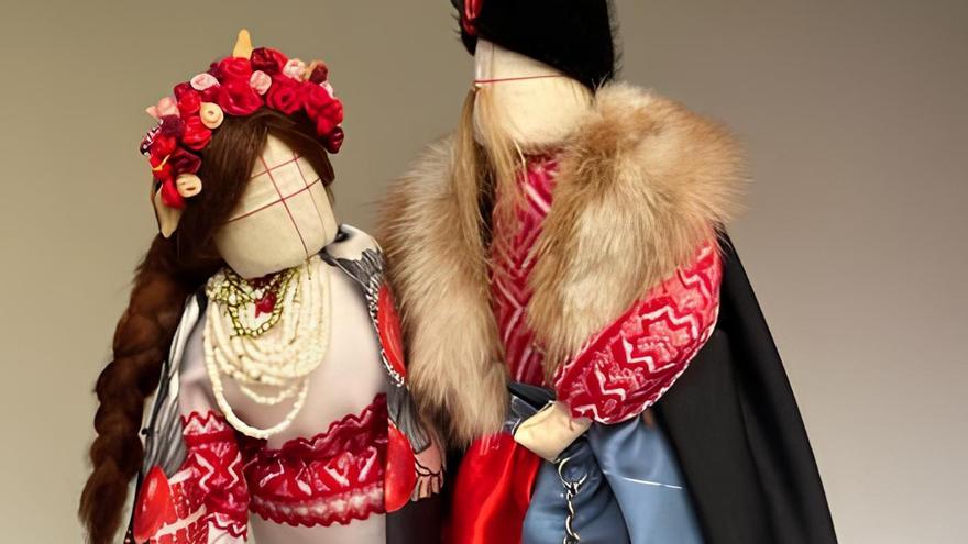 Unos muñecos amuleto que forman parte de la exposición.