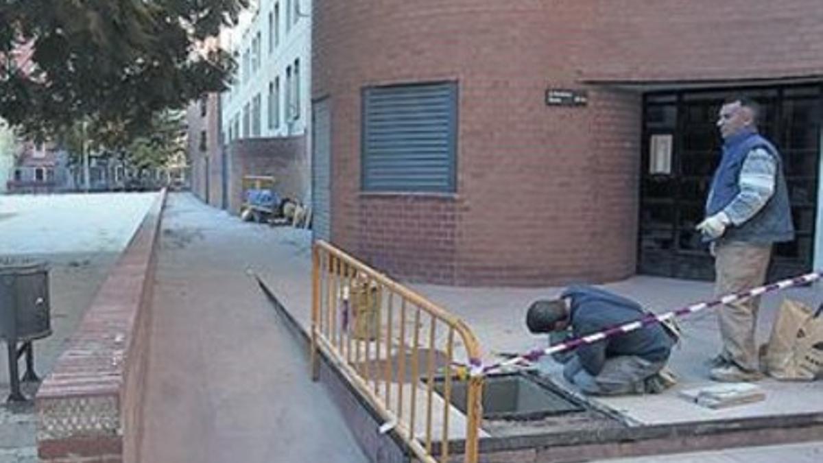 PLAZA DE ANTONI GENESCÀ Arreglos en una de las plazas de las viviendas de La Maquinista.