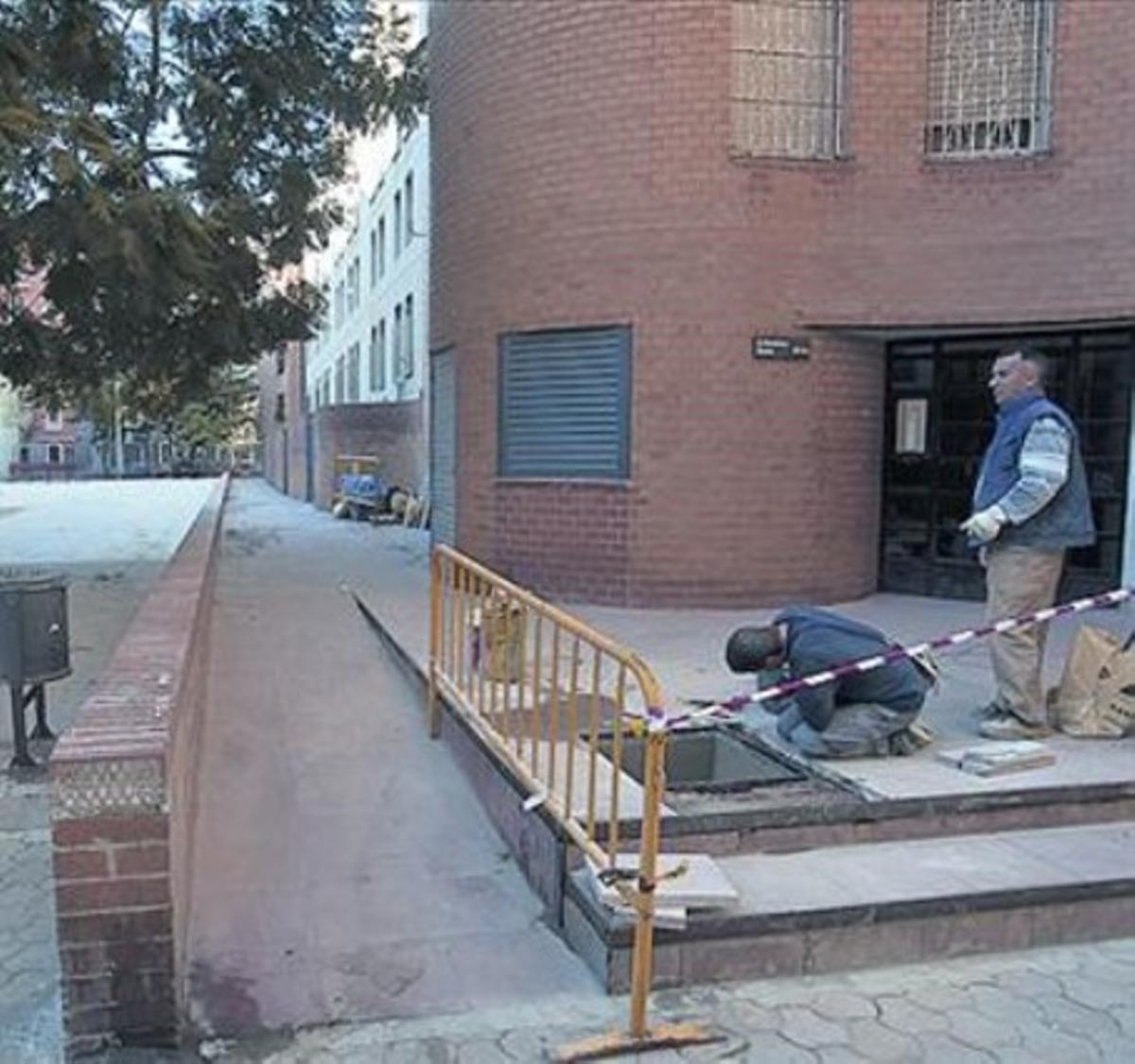 PLAÇA D’ANTONI GENESCÀ Millores en una de les places de les vivendes de La Maquinista. PLAÇA D’ANTONI GENESCÀ Millores en una de les places de les vivendes de La Maquinista.