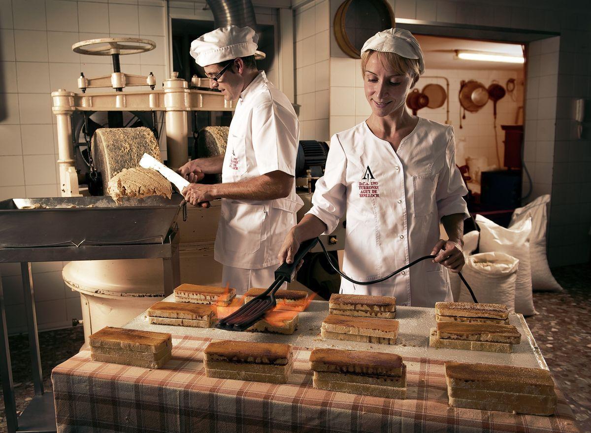 José Manuel Agut y su esposa, Gemma Ortiz, preparan los turrones para la nueva campaña de Navidad.