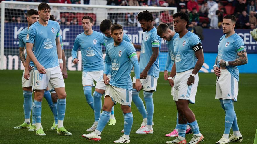 Los jugadores del Celta, poco antes del comienzo del partido contra el Osasuna.