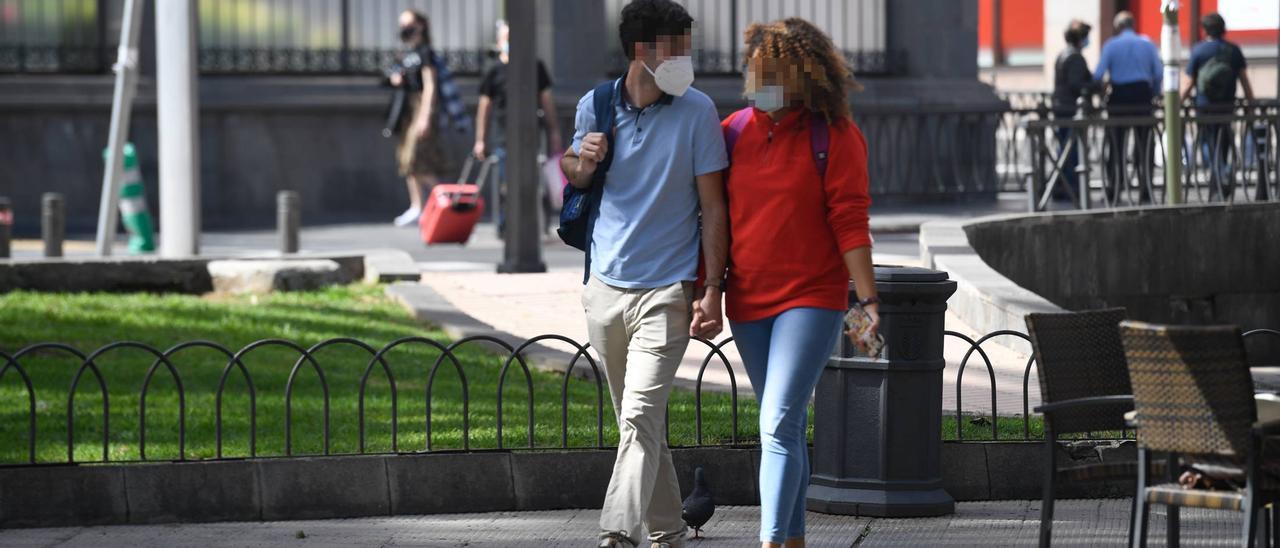 Una pareja pasea de la mano por Las Palmas de Gran Canaria.