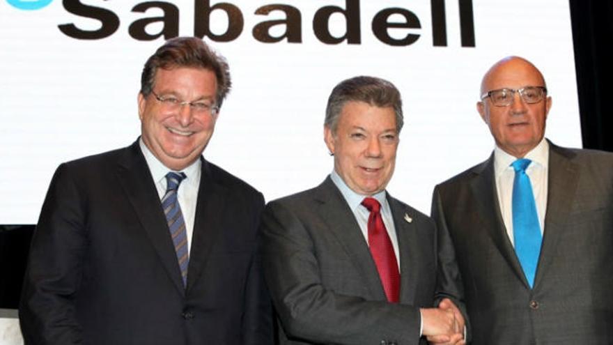 Jaime Gilinski, Juan Manuel Santos y Josep Oliu, en la inauguración de la oficina de Bogotá.