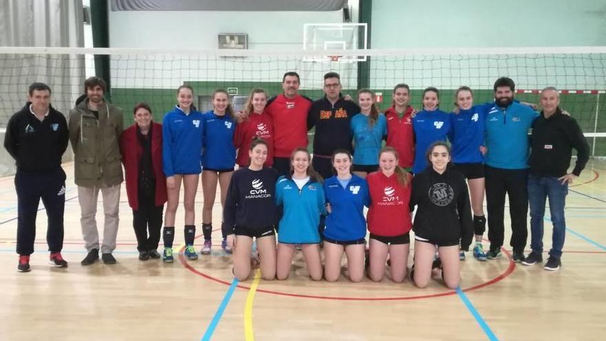 El seleccionador español Pascual Saurín posa con las jugadoras de voleibol.