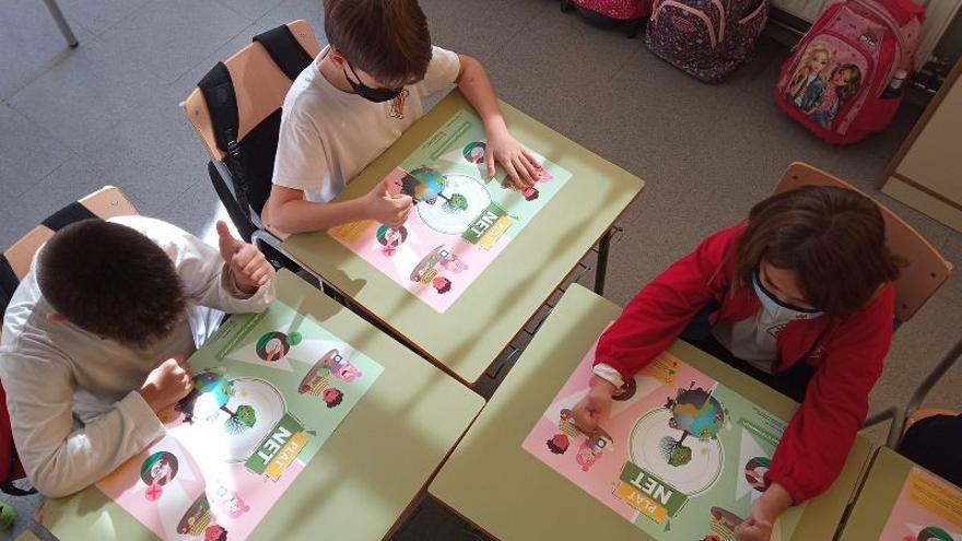 Pla obert d&#039;alumnes d&#039;una escola de les Garrigues participant en una de les activitats de la campanya d&#039;Unió de Pagesos &#039;Plat Net&#039; contra el malbaratament alimentari