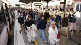 El metro en L'Hospitalet y Badalona, desbordado al ejercer de acceso ferroviario a Barcelona