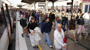 Una avalancha de usuarios de la R1 de Rodalies cogen el metro en Badalona