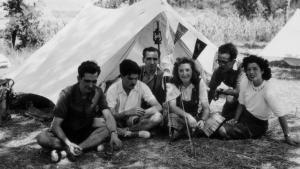 Asistentes al campamento del Dia del Soci de la AEC, en 1947, posan junto a una tienda canadiense.