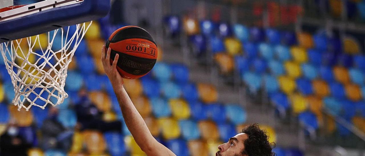 Javier Beirán realiza una bandeja durante el partido de la semana pasada entre el Herbalife y el BAXI Manresa, en el Arena.