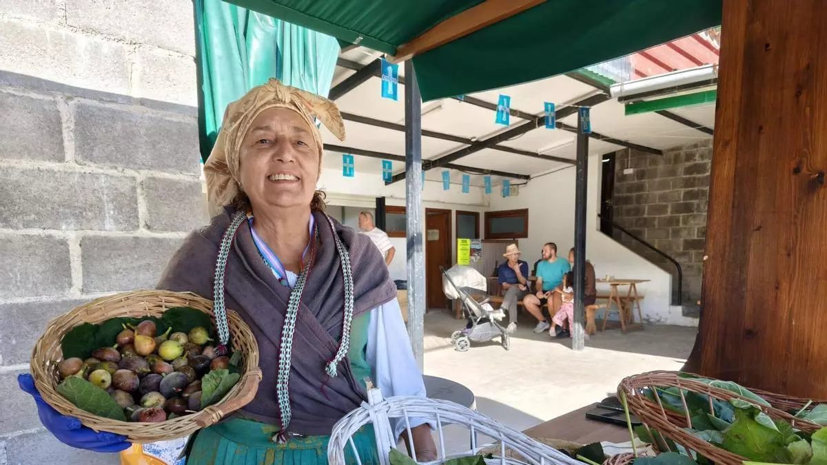 Los figos volaron en la feria de Rozaes, en Villaviciosa, con los compradores muy madrugadores ante la escasez de cosecha: "Ya vendí antes de abrir"
